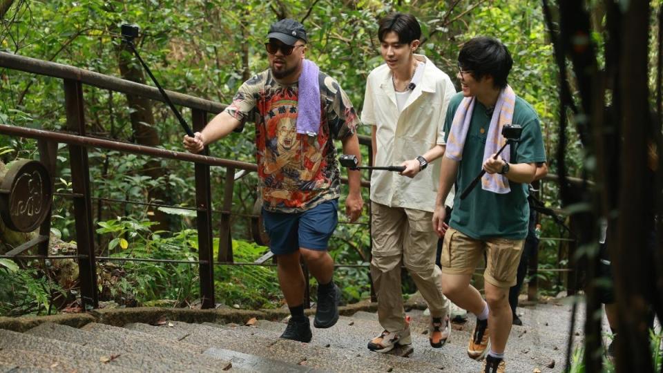 美麗本人（左起）、李玉璽和盧廣仲爬象山訓練體能。（圖／亞洲旅遊台提供）