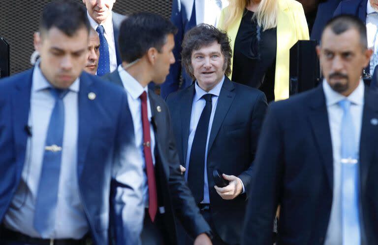 Javier Milei junto a su hermana Karina se retiran del Colegio Cardenal Copello luego de haber inaugurado el ciclo lectivo