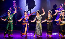 <p>Gracy Singh’s dance performance at ISKCON will remind you of her Lagaan days. </p>