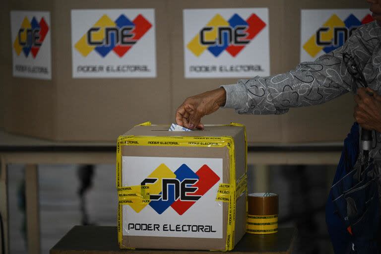 A woman casts her vote during the Venezuelan presidential election, in Caracas on July 28, 2024. Venezuelans vote Sunday between continuity in President Nicolas Maduro or change in rival Edmundo Gonzalez Urrutia amid high tension following the incumbent's threat of a 