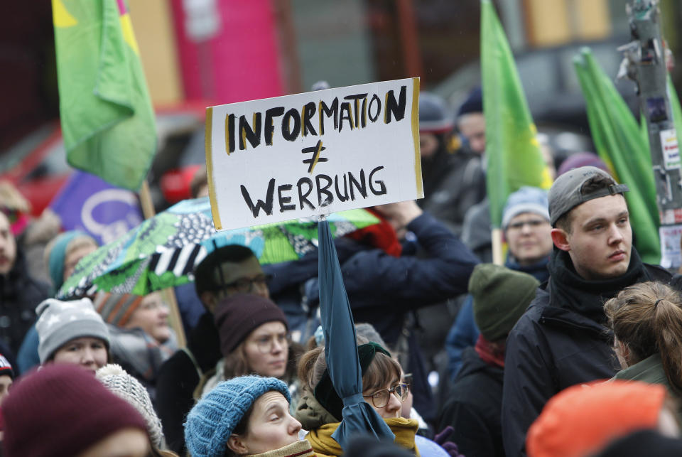 Zur Reform des Paragraphen 219a gab es zahlreiche Kundgebungen wie hier Ende Januar in Berlin. (Bild: Getty Images/Michele Tantussi)