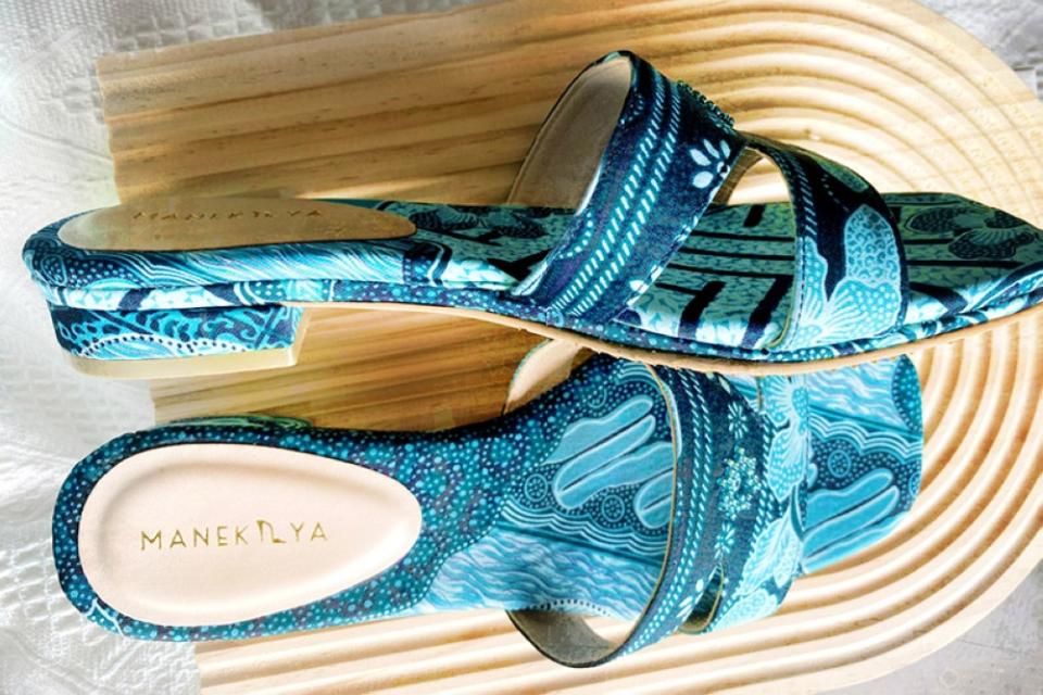  The first shoe collection called BiruNya mixed batik and beads embroidery.