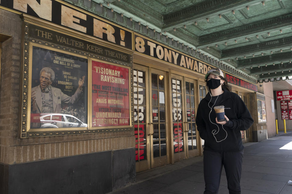 Una mujer pasa frente al Walter Kerr Theatre el jueves 6 de mayo de 2021 en Nueva York. El gobernador Andrew Cuomo anunció que los teatros de Broadway podrán reabrir el 14 de septiembre de 2021. (AP Foto/Mark Lennihan)