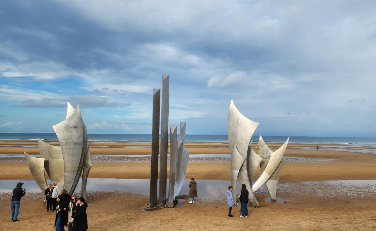Les Braves Omaha Beach Memorial was added in 2004. The monument has three elements: The Wings of Hope, Rise, Freedom! and The Wings of Fraternity.