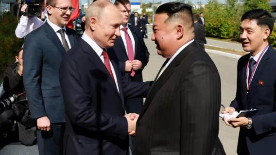 俄羅斯總統普丁與北韓最高領導人金正恩於 2023 年 9 月會面。   圖：翻攝自 騰訊網