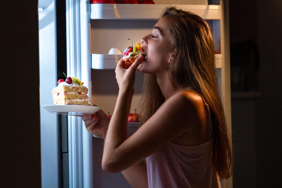 Den nächtlichen Gang zum Kühlschrank sollten wir uns der Figur zuliebe verkneifen. - Copyright: goffkein.pro via Shutterstock