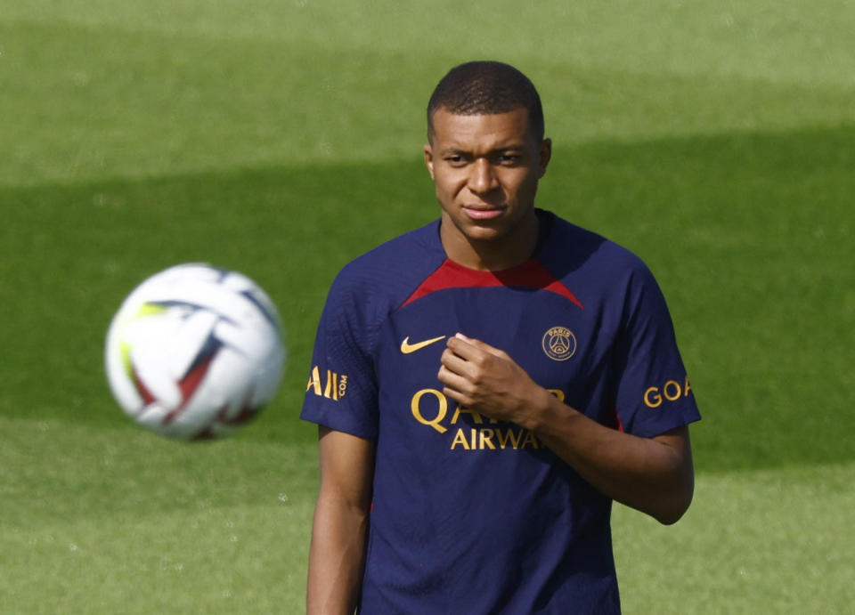 Guckt, als könnte er es selbst nicht glauben: Kylian Mbappé, hier noch im Trikot von PSG. (Bild: REUTERS/Gonzalo Fuentes)