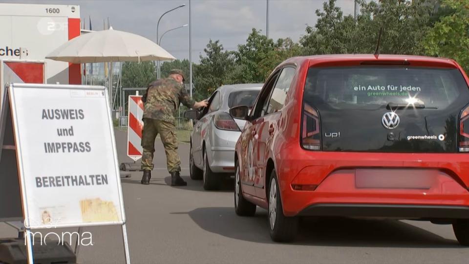 In Berlin-Lichtenberg ist es möglich, sich auf einem IKEA-Parkplatz impfen zu lassen. (Bild: ZDF/"moma")