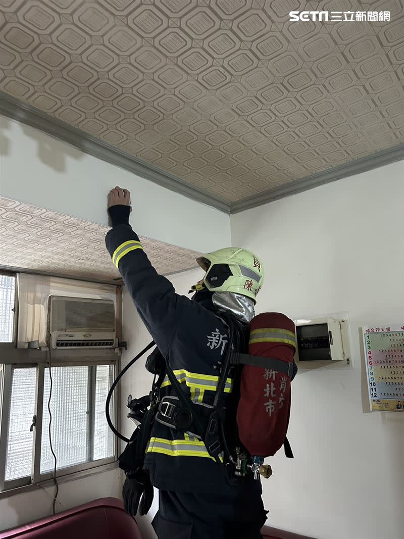 消防人員檢查屋內住警器是否正常。（圖／翻攝畫面）