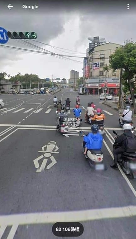 有網友Google地圖發現大車其實違停到機車停等區。（圖／翻攝自爆料公社二社）