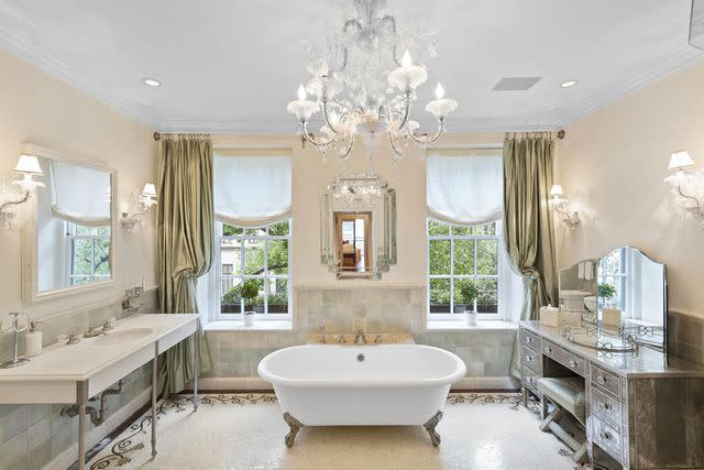 <p>concierge auctions</p> A bathroom in the townhouse