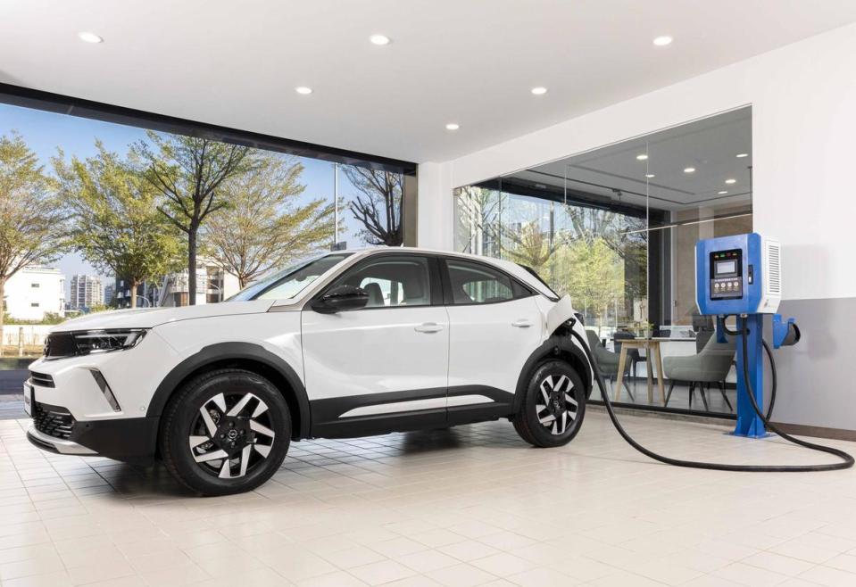 Opel 台灣總代理 歐吉汽車透過與華城電能的策略聯盟，預計在2023年完成全台展示中心的充電服務建置，提供給消費者舒適且完備的充電體驗。
