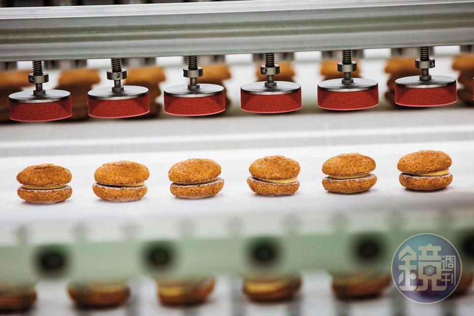 與日本團隊研發自動化生產達克瓦茲，是阿默蛋糕新崛起的人氣商品。（焦糖口味，120元／8入）