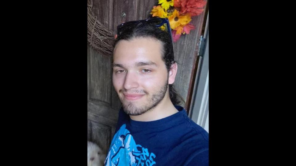 Christian LaCour, un guardia de seguridad de 20 años de Farmersville, murió en el tiroteo del sábado 6 de mayo mientras trabajaba en el centro comercial Allen Premium Outlets, según su familia.