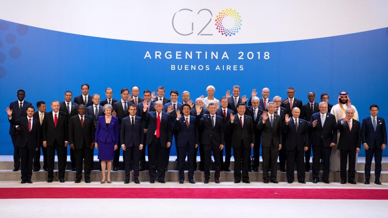 Teilnehmer des Gipfels haben sich im Tagungszentrum des G20 Gipfeltreffens in Buenos Aires zu einem Familienfoto aufgestellt. Foto: Ralf Hirschberger