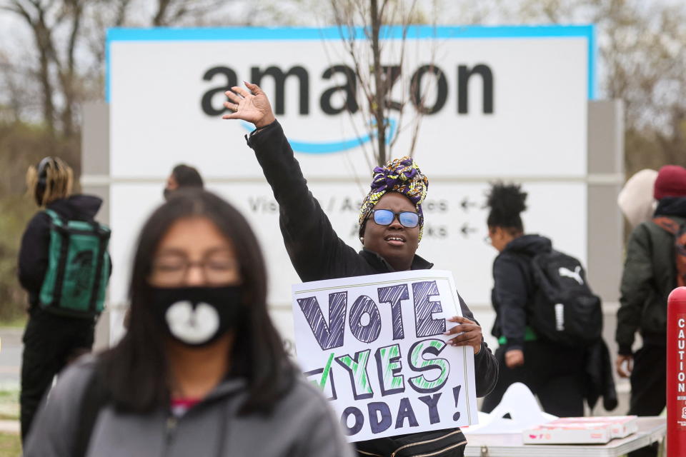 An Amazon Labour Union (ALU) organizer greets workers outside Amazon’s LDJ5 sortation center, as employees begin voting to unionize a second warehouse in the Staten Island borough of New York City, U.S. April 25, 2022.  REUTERS/Brendan McDermid.