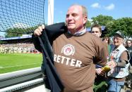 Für viele hat ihn das zur Feindfigur gemacht. Doch Hoeneß hat auch seine Fußstapfen außerhalb des FC Bayern hinterlassen. Der FC St. Pauli oder Borussia Dortmund müssen in ihren Annalen auch auf Hoeneß verweisen.