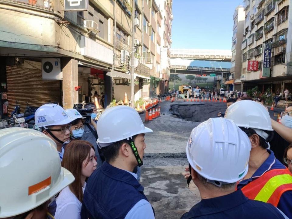 台北市南京西路十日上午再出現天坑，市長蔣萬安前往視察並指示儘速處理恢復。 （北市府提供）