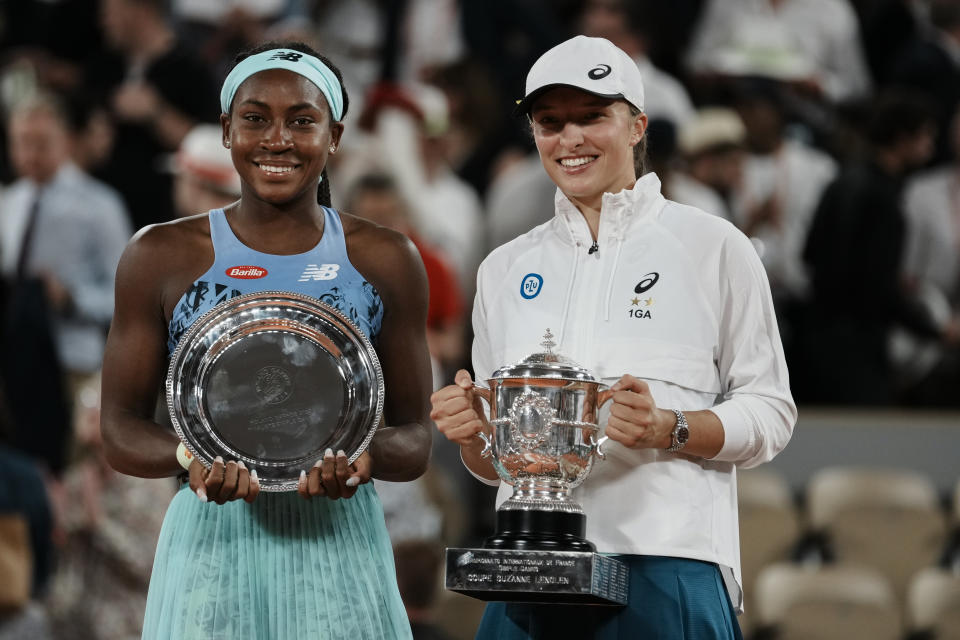 ARCHIVO - La polaca Iga Swiatek (derecha) con el trofeo de campeona tras vencer a la estadounidense Coco Gauff (izquierda) en la final del Abierto de Francia, el 4 de junio de 2022, en París. (AP Foto/Thibault Camus)