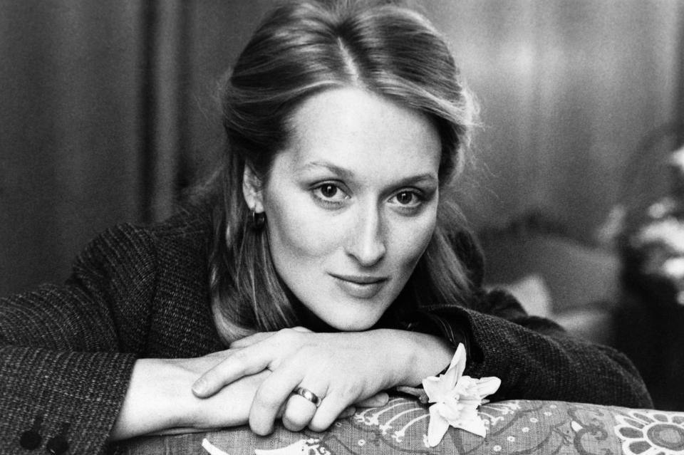 En 1976, Meryl Streep fait ses débuts à Hollywood et rencontre le comédien John Cazale, de 14 ans son aîné, connu pour ses rôles dans <em>Le Parrain </em>et <em>Un après-midi de chien</em>. "<em>Il ne ressemblait à personne, il avait cette compassion, cette curiosité et cette humanité si particulière</em>", déclarera la comédienne à son sujet. Les deux acteurs emménagent ensemble à Manhattan, dans le quartier de Tribeca. Se sentant diminué, John Cazale est diagnostiqué en mai 1977 d’un cancer du poumon qui s’est généralisé<em>. </em>"<em>John n'a rien dit. Comme Meryl Streep</em>, se souvient le cinéaste Joe Papp, proche du couple, dans la biographie <em>Her Again</em>. <em>Mais elle n'a jamais été du genre à renoncer et certainement pas à succomber au désespoir. . . Elle a levé les yeux et a dit :</em> 'Bon, et maintenant où allons-nous dîner ?'" <em>(Photo by © Hulton-Deutsch Collection/CORBIS/Corbis via Getty Images)</em>