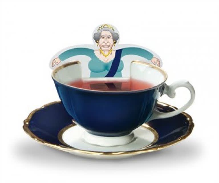 Una bolsa para el té en hierbas con la imagen de la reina Isabel II. La imagen de la soberana contribuye a la economía del Reino Unido en casi 2000 millones de euros al año (Twitter/)