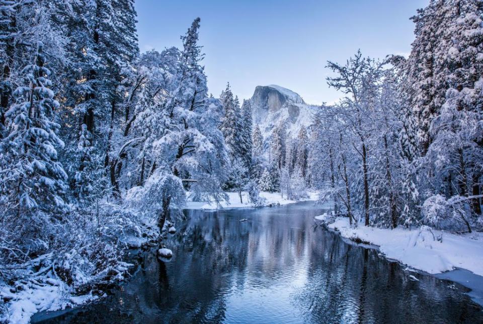 How much snow does Yosemite get?