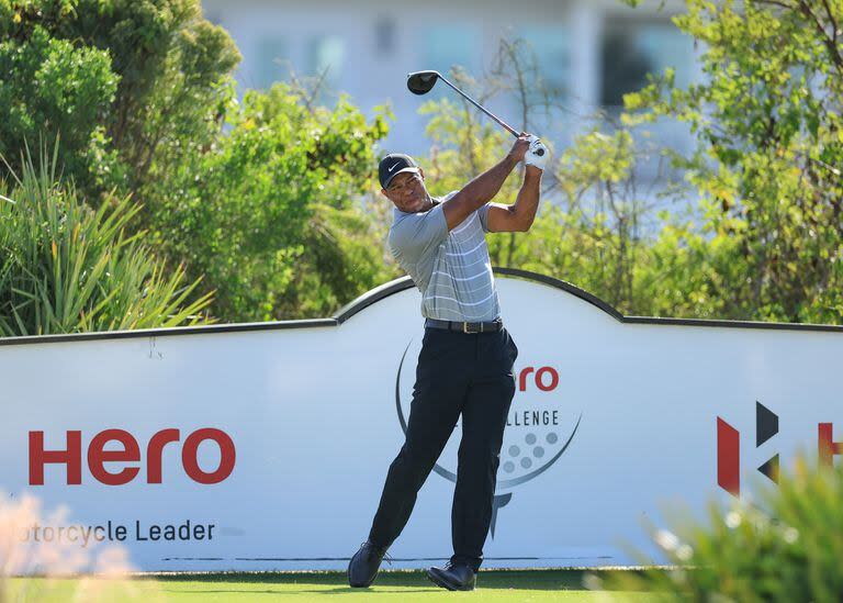 Tiger Woods golpeando durante una práctica previa al Hero World Challenge, en el campo de golf Albany, en Nassau