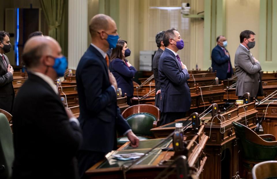 Los miembros de la Asamblea del Estado de California dicen el Juramento a la Bandera.