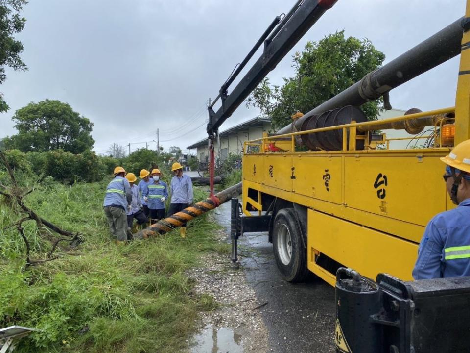 海葵颱風來襲，四日大台南地區一度有兩萬一千五百八十二戶停電，台電台南及新營區處投入大量人力機具進行搶修。（台電台南區處提供）