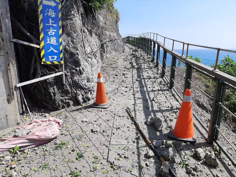 豐濱親不知子海上古道落石  暫停開園 花蓮近海3日上午發生芮氏規模7.2地震，多處景點受 影響，豐濱鄉親不知子海上古道及月洞遊憩區落石， 即日起暫停開園，將待後續清理及確認安全後重新開 放。 （豐濱鄉公所提供） 中央社記者林巧璉傳真  113年4月3日 