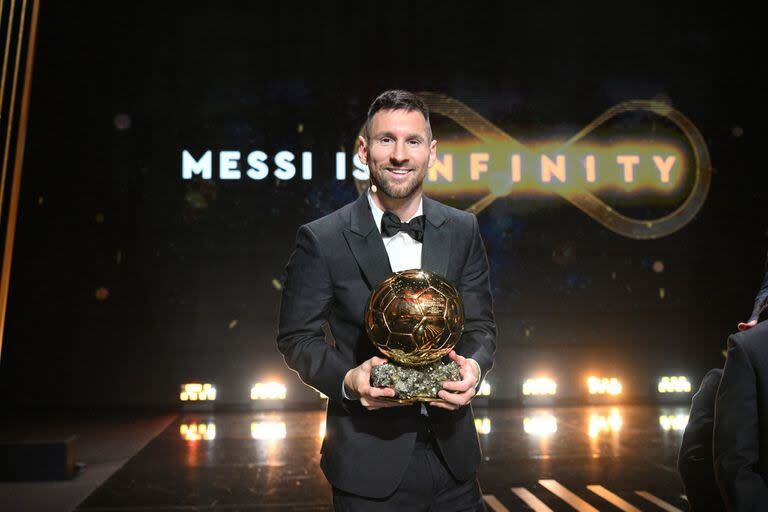 Lionel Messi posa junto a su octavo Balón de Oro, recibido hace poco más de una semana