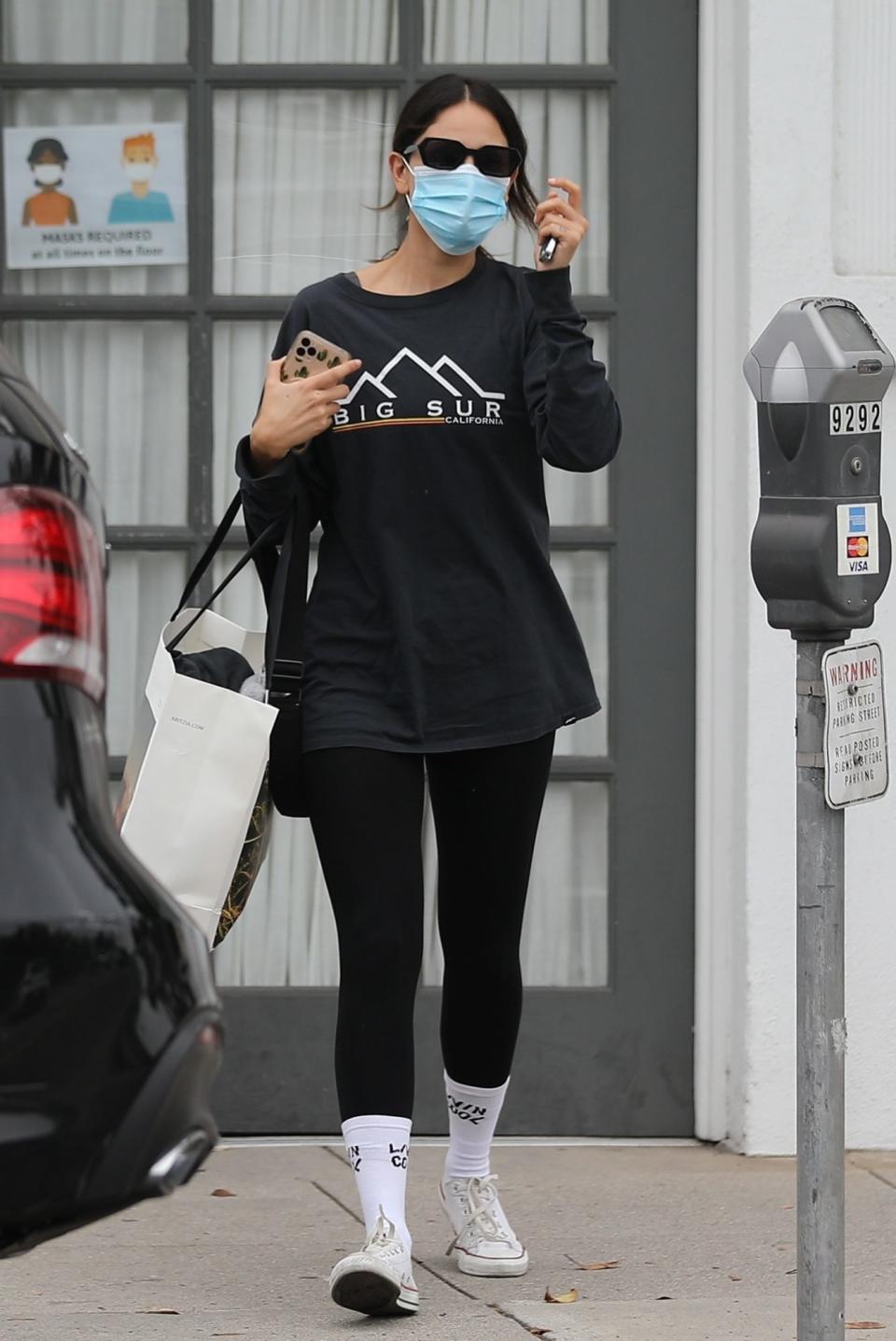 <p>Captamos a la actriz mexicana con este look supercasual de<em> leggings</em>, suéter de manga larga y tenis. </p>