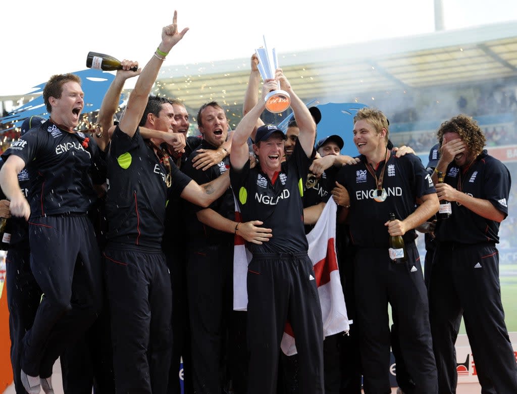 England captain Paul Collingwood (centre) lifts the trophy as they celebrate winning the ICC World Twenty20 final (Rebecca Naden/PA) (PA Archive)