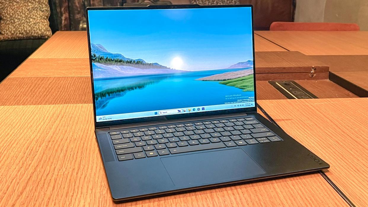  Lenovo Yoga Slim 7x. 