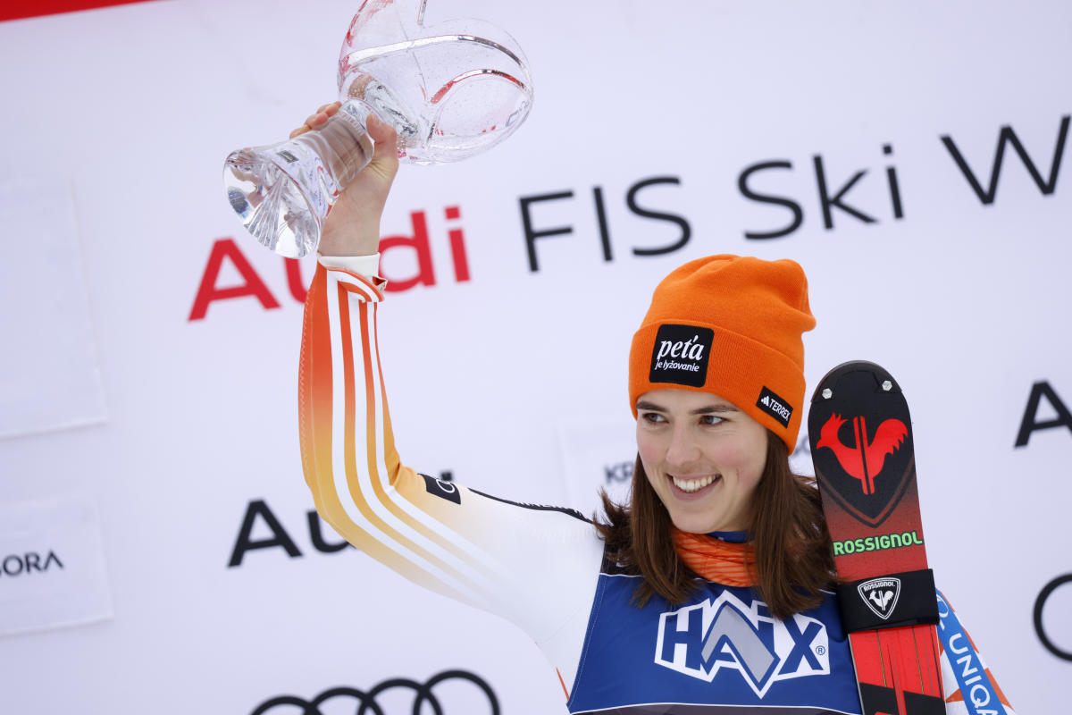 Slovenská lyžiarka Vlhová vyhrala Svetový pohár v slalome.  Shiffrinová prebehla bránou, kým spoluhráč Hurt je tretí