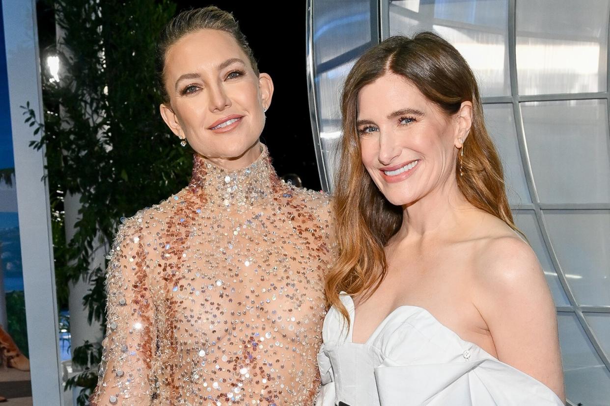 Kate Hudson and Kathryn Hahn at the premiere of "Glass Onion: A Knives Out Mystery" held at the Academy Museum on November 14, 2022 in Los Angeles, California.
