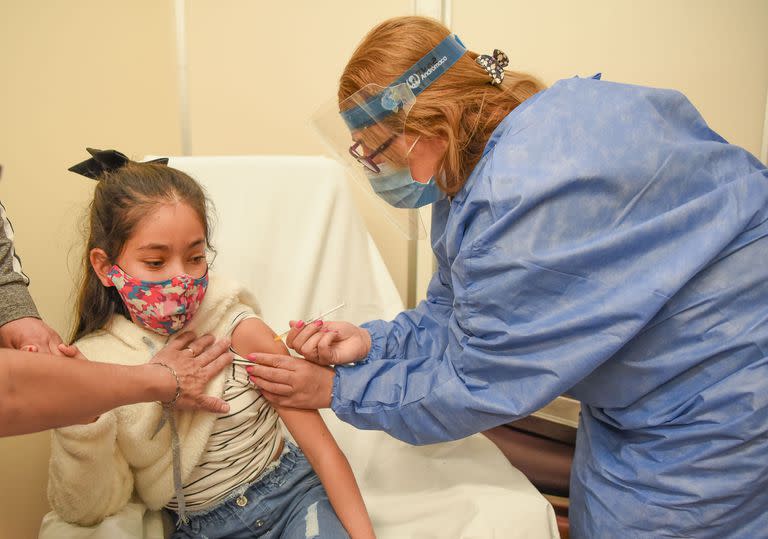 La vacunación contra la COVID-19 en el Garrahan en sus pacientes con condiciones priorizadas.