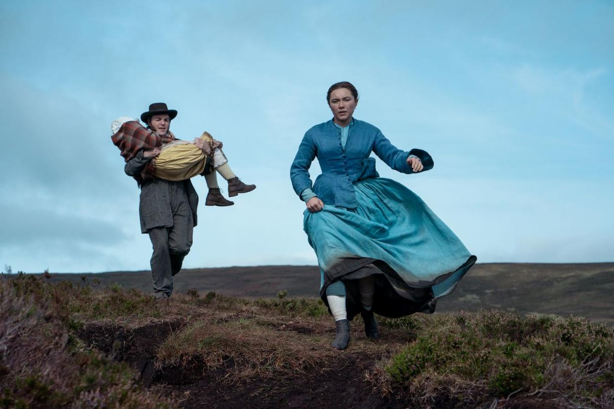 the wonder l to r  kíla lord cassidy as anna o’donnell, tom burke as will byrne, florence pugh as lib wright in the wonder cr aidan monaghannetflix © 2022