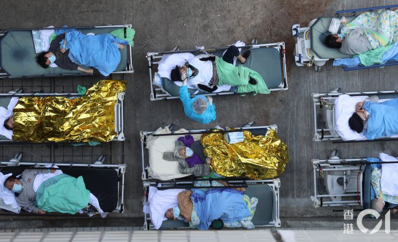 ▲香港疫情爆發，病床數不足，10多名長者躺在帳篷外的病床上，部份人獲發棉被保暖，亦有人需蓋上保暖鋁紙。（圖／翻攝自《香港01》）