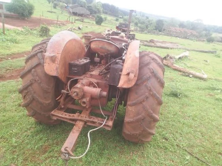 Finalmente y tras la presión de decenas de productores y gestiones por parte del diputado del PAYS, Hector "Cacho" Bárbaro, se liberó el tractor que se restituyó a su dueño esta mañana sin abonar nada. Gentileza de Productores