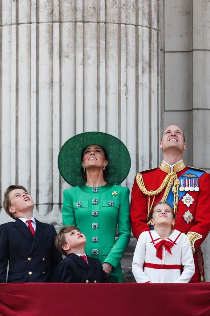 威廉王子、凱特王妃帶著3名孩子參加慶典。（AFP）