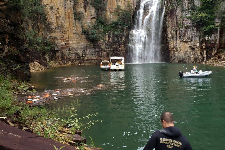 Tareas de rescate a cargo del Departamento de Bomberos de Minas Gerais luego de la caída de una roca de un acantilado y alcanzando a lanchas con turistas.