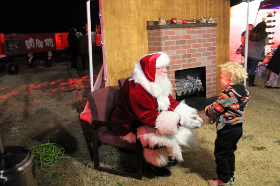 Santa Claus greets a child at the 2021 Alamogordo Tree LIghting.

The City of Alamogordo held its annual Tree Lighting on December 17, 2021 at Washington Park.