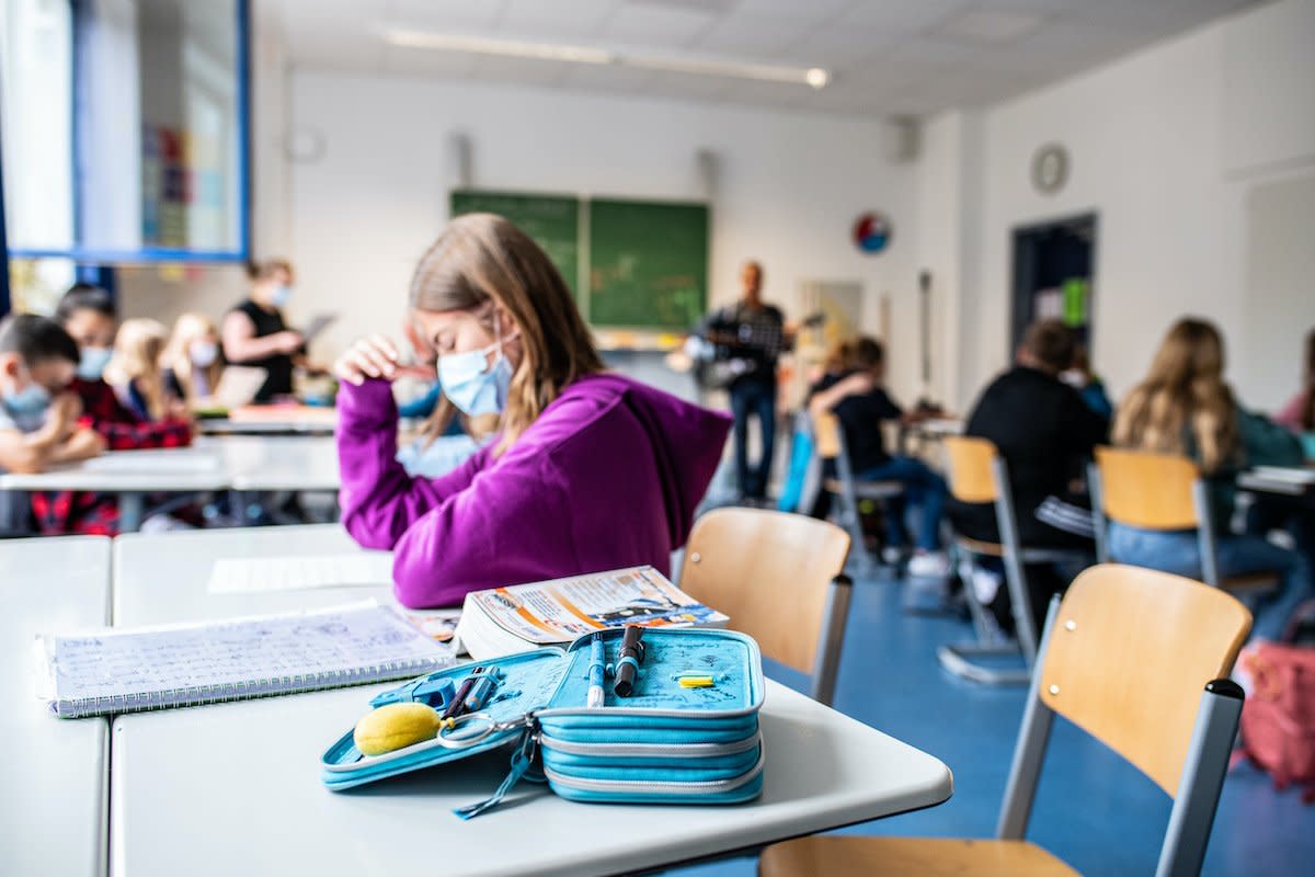 Schülerin mit Maske an einer Gesamtschule in Münster