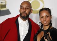 <p>Alicia Keys y su marido desde 2010 Swizz Beatz fueron novios en la adolescencia, pero sus vidas se separaron y la cantante comenzó a salir con el productor Kerry Brothers Jr. Sin embargo, en el camino de la artista se volvió a cruzar su antiguo amor, con el que inició un romance en secreto hasta que decidió dejar a la que había sido su pareja. (Foto: Carlo Allegri / Reuters). </p>