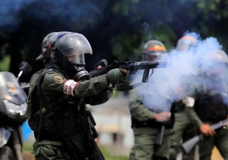 Fuerzas de seguridad venezolanas lanzan gases lacrimógenos contra manifesfantes de la oposición en las calles de Caracas. Julio 22, 2017. REUTERS/Marco Bello