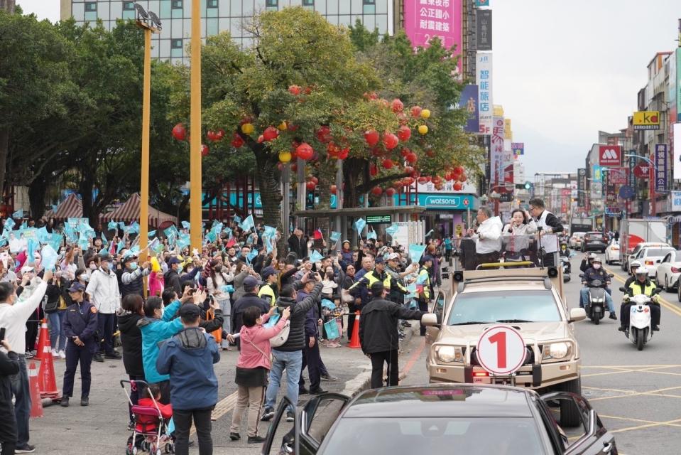 大批支持者聚集在羅東中山公園等候台灣民眾黨主席、總統候選人柯文哲。競總提供