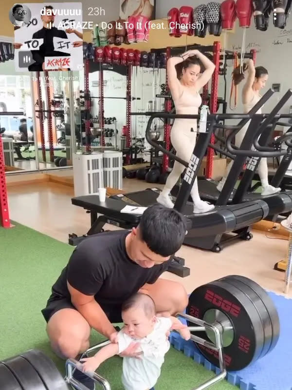 <p>Indra Priawan menjaga Baby Issa saat Nikita Willy olahraga. (Foto: Instagram/ davuuuu)</p>