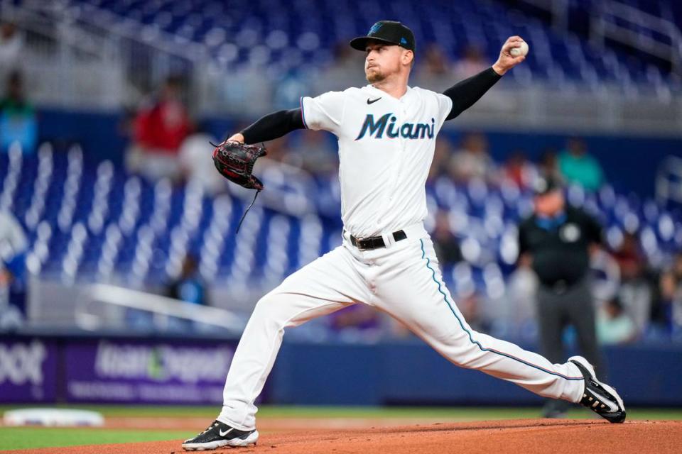 El abridor de los Marlins Braxton Garrett lanza en el primer inning del partido ante los Reales de Kansas City, celebrado el 5 de junio de 2023 en Miami.