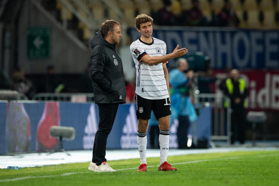 Hansi Flick berät sich mit Thomas Müller bei einem Länderspiel gegen Mazedonien im Oktober 2021. (Bild: Marvin Ibo Guengoer/GES-Sportfoto)